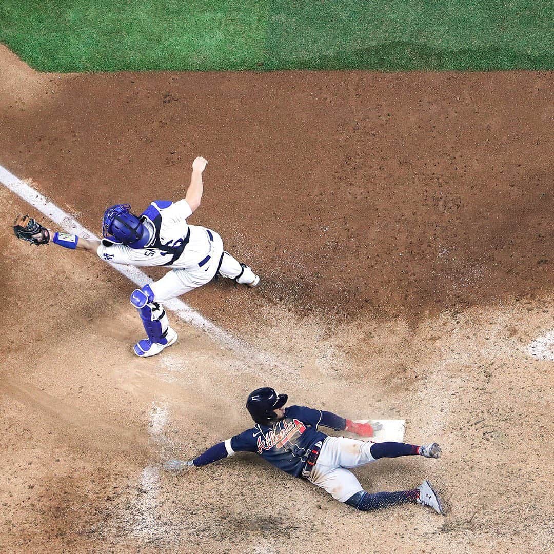 MLBさんのインスタグラム写真 - (MLBInstagram)「Flying back in front. 🔥」10月19日 10時54分 - mlb
