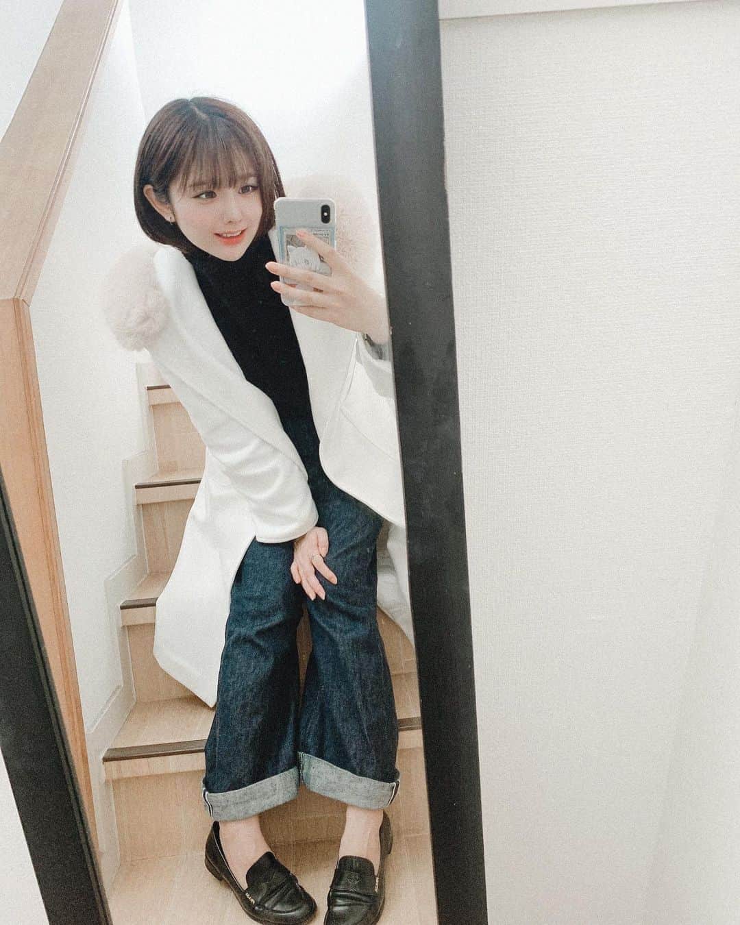 緑川百々子のインスタグラム：「☁️  コートとデニム新調しました  コートは @andrabbit_official さんのものです ファーがふわふわで、布の質感もよい  デニムは少し前から履いているけど @anatomica_tokyo_nihonbashi  のものです 最近こればかり履いてる……  他のブランドはタグ付けしておきます」