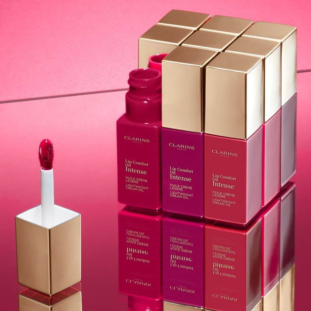 Clarins Méxicoさんのインスタグラム写真 - (Clarins MéxicoInstagram)「Los glossy lips continuan siendo el must para esta temporada. 👄 Luce unos labios increíbles mientras los cuidas con nuestros Lip Comfort Oil Intense, son todo lo que necesitas para estar en tendencia. 💄 Su nueva fórmula tiene una cobertura in-creí-ble que hidrata y da un color más intenso de larga duración. ¡AMAMOS🔥🔥🔥!  . . . #cancerdemama #mujertocate #octubrerosa #pinkoctober #clarins #makeup #beauty #lips #vivoclarins #clarinscuidadeti #mequedoencasa #lipsoil #oil #lips #lipstick #makeuplover #makeupaddict #skincare #style #cosmetics #makeup #maquillaje #instamakeup」10月19日 11時05分 - clarinsmx