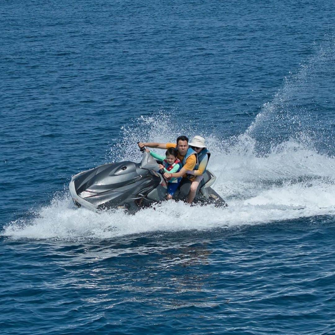 Raffi Ahmadさんのインスタグラム写真 - (Raffi AhmadInstagram)「Good Morningggg ❤️ Bay Watch ❤️ Meengarungi lautan dan duniaaaaa !!!! Keren gak ? hehehe 🌊 enaknya diceburin gak ??? @indonesiajuaratrip  📸 @gungafif」10月19日 11時06分 - raffinagita1717