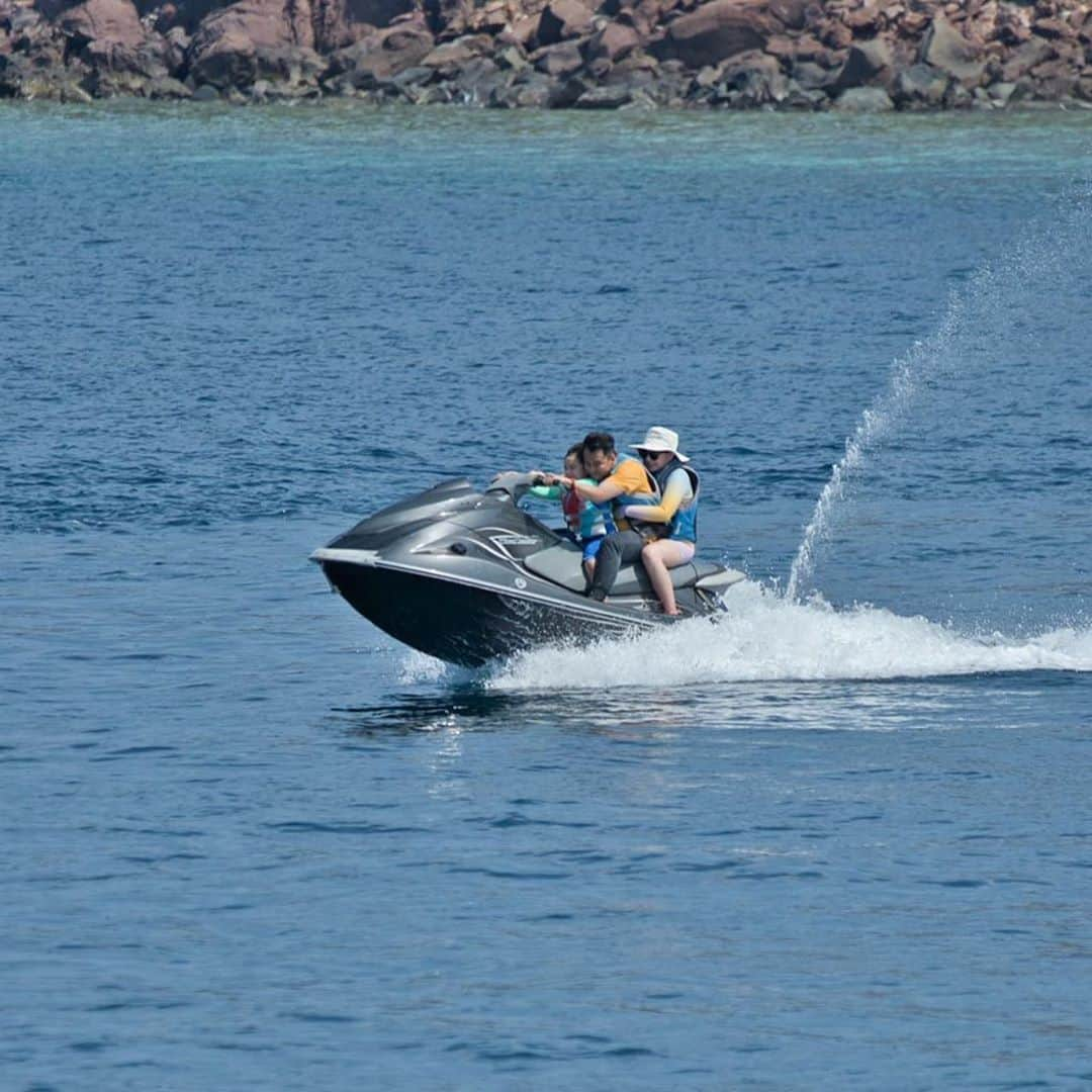 Raffi Ahmadさんのインスタグラム写真 - (Raffi AhmadInstagram)「Good Morningggg ❤️ Bay Watch ❤️ Meengarungi lautan dan duniaaaaa !!!! Keren gak ? hehehe 🌊 enaknya diceburin gak ??? @indonesiajuaratrip  📸 @gungafif」10月19日 11時06分 - raffinagita1717