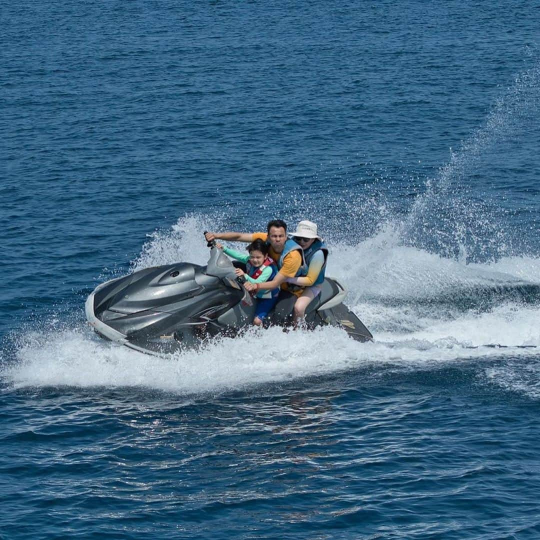 Raffi Ahmadさんのインスタグラム写真 - (Raffi AhmadInstagram)「Good Morningggg ❤️ Bay Watch ❤️ Meengarungi lautan dan duniaaaaa !!!! Keren gak ? hehehe 🌊 enaknya diceburin gak ??? @indonesiajuaratrip  📸 @gungafif」10月19日 11時06分 - raffinagita1717