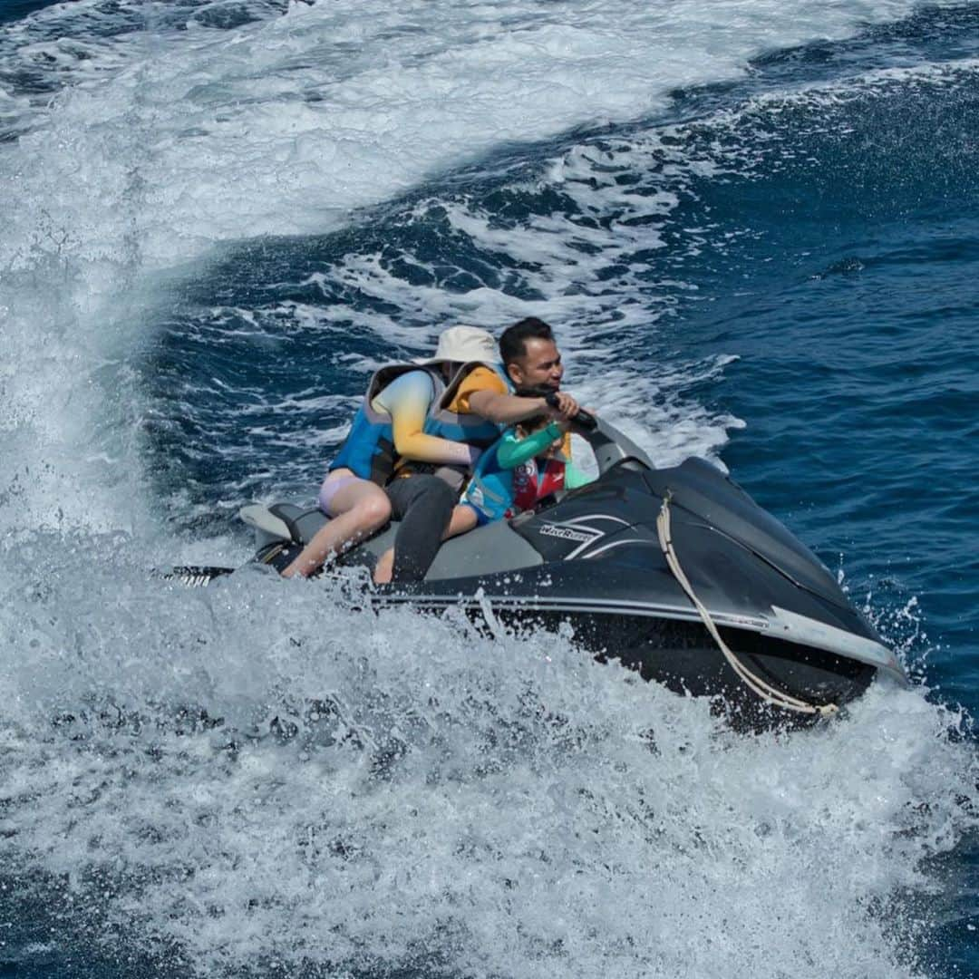 Raffi Ahmadさんのインスタグラム写真 - (Raffi AhmadInstagram)「Good Morningggg ❤️ Bay Watch ❤️ Meengarungi lautan dan duniaaaaa !!!! Keren gak ? hehehe 🌊 enaknya diceburin gak ??? @indonesiajuaratrip  📸 @gungafif」10月19日 11時06分 - raffinagita1717