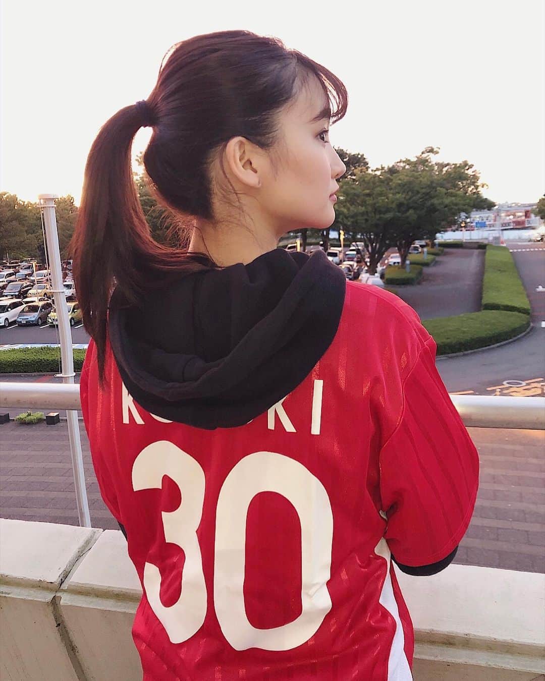 加藤早和子さんのインスタグラム写真 - (加藤早和子Instagram)「❤︎ プレシャツはユニホームと番号を変えて 30番にしました😎  写真はハーフタイム中にキメキメで撮ったやつ(笑) 全身コーデもタグ付けしてみたよん  GGR GIRLSで観戦記も投稿されてます〜📝 【@ggr_girls 】  . . #Jリーグ #女子大学生 #青山学院大学 #大学生 #浦和レッズ #レッズ女子 #GGR女子 #urawareds #iphoneカメラ」10月19日 11時06分 - kato_sawako