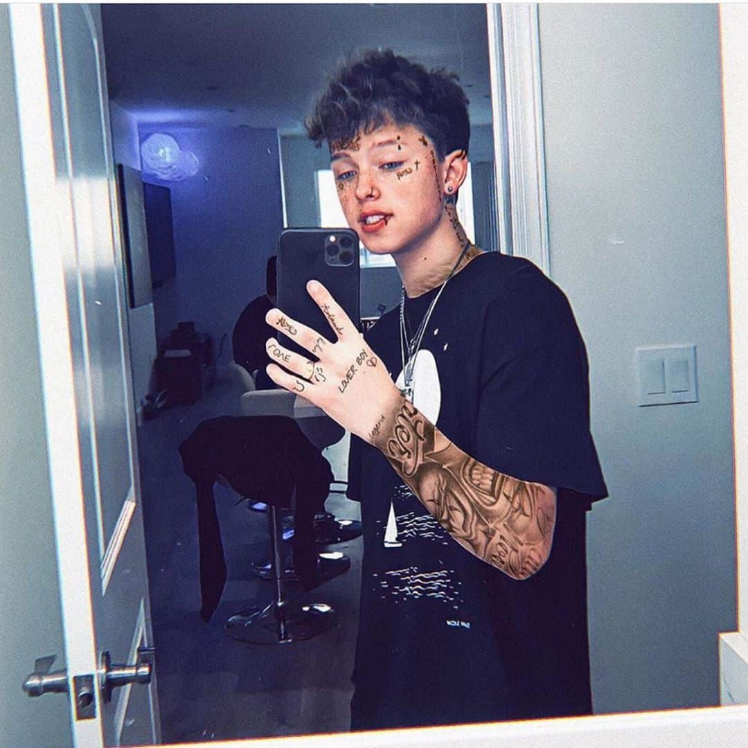 ジェイコブ・ザルトリウスのインスタグラム：「PLEASE! STOP! MAKING! THESE! TYPE! OF! EDITS! IT! MAKES! ME! WANNA! COVER! MYSELF! IN! TATTOOS! LOL! THANK YOU < 3」