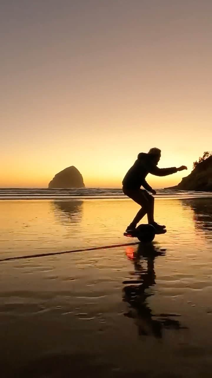 Travis Burkeのインスタグラム：「Flowing into tomorrow with @everchanginghorizon.  @onewheel shot on @gopro #hero9」