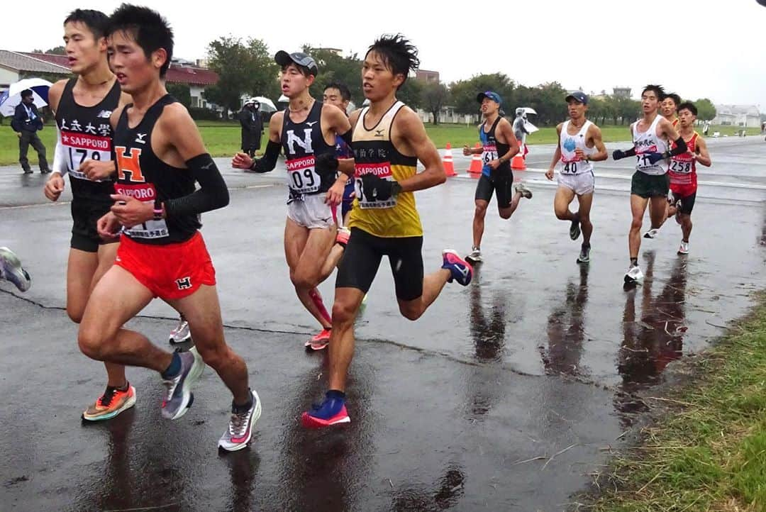 Meiji Gakuin/明治学院大学/明学さんのインスタグラム写真 - (Meiji Gakuin/明治学院大学/明学Instagram)「たくさんの応援、ありがとうございました‼️ ㅤㅤㅤㅤㅤㅤㅤㅤㅤㅤㅤㅤㅤ 【第97回 箱根駅伝予選会】 ㅤㅤㅤㅤㅤㅤㅤㅤㅤㅤㅤㅤㅤㅤㅤㅤㅤㅤㅤㅤㅤㅤㅤㅤㅤㅤ 🎽総合順位　26位 ⏱最終総合タイム　10時間52分27秒 ㅤㅤㅤㅤㅤㅤㅤㅤㅤㅤㅤㅤㅤ 今年は、コロナ禍での開催に伴い、 コースの変更、無観客、 会場への入場人数の制限、 ㅤㅤㅤㅤㅤㅤㅤㅤㅤㅤㅤㅤㅤ そして悪天候…☔ ㅤㅤㅤㅤㅤㅤㅤㅤㅤㅤㅤㅤㅤ ランナーにとってはいつも以上に 多くの試練を乗り越えなければならない 大会となりました。 ㅤㅤㅤㅤㅤㅤㅤㅤㅤㅤㅤㅤㅤㅤㅤㅤㅤㅤㅤㅤㅤㅤㅤㅤㅤㅤ 残念ながら昨年の順位を上回ることは できませんでしたが、 厳しい環境、そして年々他大学も レベルアップする中健闘しました👊 ㅤㅤㅤㅤㅤㅤㅤㅤㅤㅤㅤㅤㅤ また、個人単位では、 歴代の明学タイムを 大幅に更新する記録も生まれました⭐️ ㅤㅤㅤㅤㅤㅤㅤㅤㅤㅤㅤㅤㅤㅤㅤㅤㅤㅤㅤㅤㅤㅤㅤㅤㅤㅤ 箱根駅伝本選への出場は、部員はもちろん 明学に関わるみんなの夢でもあります🌈✨ ㅤㅤㅤㅤㅤㅤㅤㅤㅤㅤㅤㅤㅤㅤㅤㅤㅤㅤㅤㅤㅤㅤㅤㅤㅤㅤ さらなる活躍を期待し、 これからも一緒に応援し続けていきましょう！ ㅤㅤㅤㅤㅤㅤㅤㅤㅤㅤㅤㅤㅤ 頑張れ！明学陸上競技部(長距離ブロック)😊❣️ @meijigakuin_ekiden  ㅤㅤㅤㅤㅤㅤㅤㅤㅤㅤㅤㅤㅤ #明治学院大学 #白金キャンパス #横浜キャンパス #ヘボンフィールド #明学 #明治学院 #試験 #受験 #がんばれ受験生 #勉強 #大学 #授業 #東京カメラ部 #箱根駅伝 #箱根駅伝予選会 #東京箱根間往復大学駅伝競走予選会 #駅伝 #陸上 #マラソン #襷 #感謝と貢献 #明学旋風 #明学開花 #駅伝好き #予選会  #meijigakuinuniversity #meijigakuin #university #photography #photographer」10月19日 11時13分 - mguniv