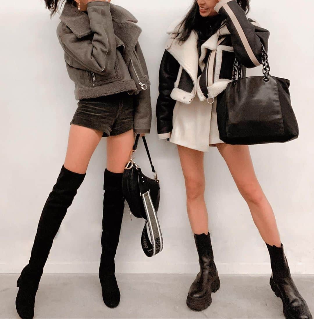 のインスタグラム：「. 会うといっつも同じような服装の私たち😂🤍 毎回似過ぎてて会う人会う人に「今日も似てるね〜！」って言われるw 好きなものが一緒の友達って何しても楽しいね。 #そんでもって7年振りにプリクラ撮ったwww  #まなきょうふく 🤎🤍🤎🤍w/ @midsummerxx  ☺︎ #outfit #OOTD #シミラールック #リンクコーデ #ファッション #コーデ #韓国ファッション #ザラ #zara #gu #ユニクロ #ユニクロコーデ #秋冬コーデ #dior #prada」