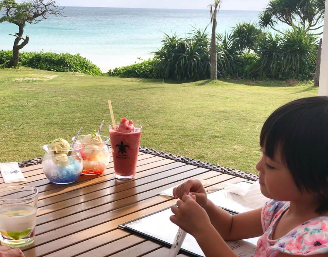 上野真衣のインスタグラム：「素敵な海カフェ🐢☕️✨ カキ氷onアイス🍨💕 娘の足も速いけど、 真っ白なカニ、足がめちゃくちゃ速い❗️😆 ・ #海カフェ #素敵なカフェでした  #渡口の浜  #渡口の浜ビーチ  #宮古島カフェ #宮古島カフェ巡り  #白いカニは超貴重らしい」