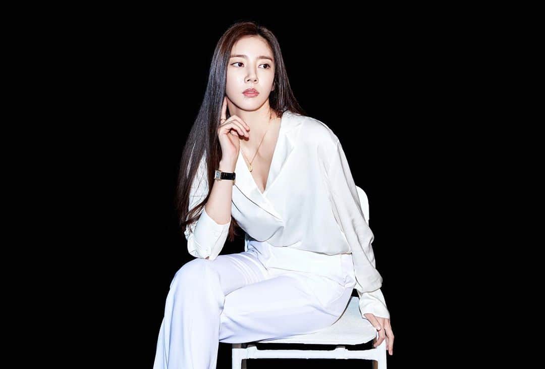 ソン・ダムビのインスタグラム：「오늘도 활기차게 월요일을 시작해 봅시다😆나혼자 산다를 보시면서 공감해 주신 많은 분들 감사해요 제가 다 답글을 못달아드려서 죄송하구여 힘내시고 너무 감사합니다 우리 화이팅해요🙏🙏」