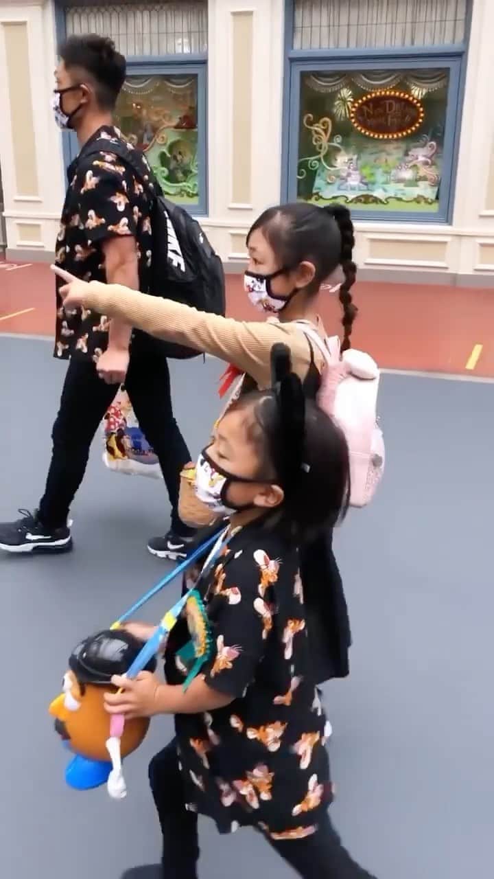 かなのインスタグラム：「一年ぶりのディズニー🏰 幸せすぎて写真見てるだけでまた 泣ける😭 #ディズニーコーデ#ディズニーランド#ディズニー#夢の国 #tokyodisneyland#tokyodisneyresort#family#kana_disney_photo」