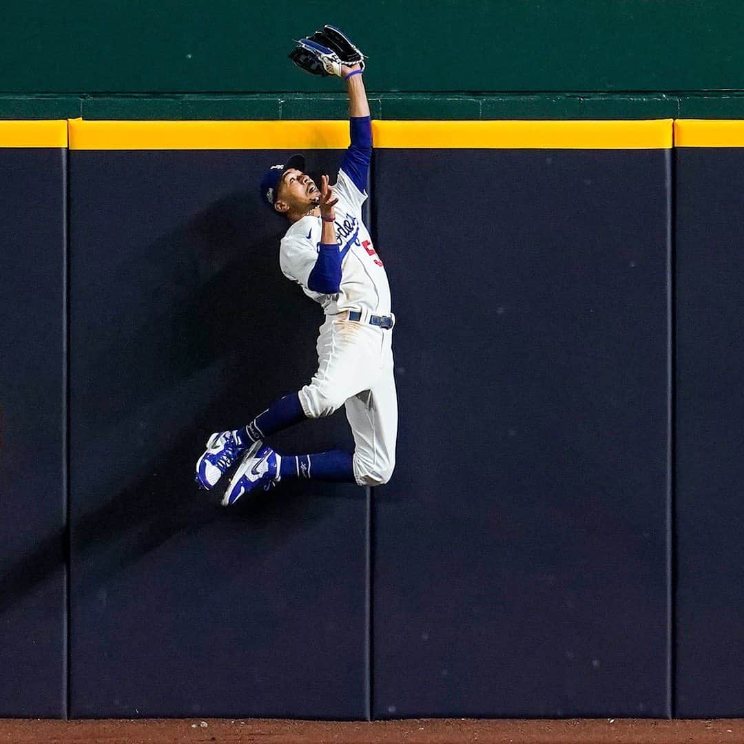 MLBさんのインスタグラム写真 - (MLBInstagram)「Stop it, Mookie. 😱👀」10月19日 11時26分 - mlb