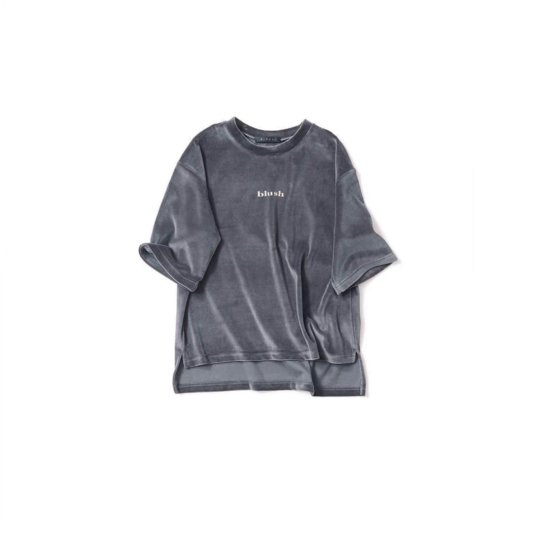 のインスタグラム：「・ New♦️Arrival・ ・ ♦︎MiRan ミラン/ベロアTシャツ(gray) ・ ベロア素材を使用したドロップショルダーTシャツ。リラックスシルエットでラフな 着心地です。 袖丈も長めで季節の変わり目にもオススメなアイテム。カーディガンやジャケットとのレイヤードとしても活躍できる一枚です。  ・ #kkcloset #kkshop #菊池京子 #kyokokikuch #coordinate #code #ootd #outfit #kotd #カジュアル #follow #style #fashion #ファッション #秋冬 #happy #follow #velours #tシャツ #ロゴt #blush」