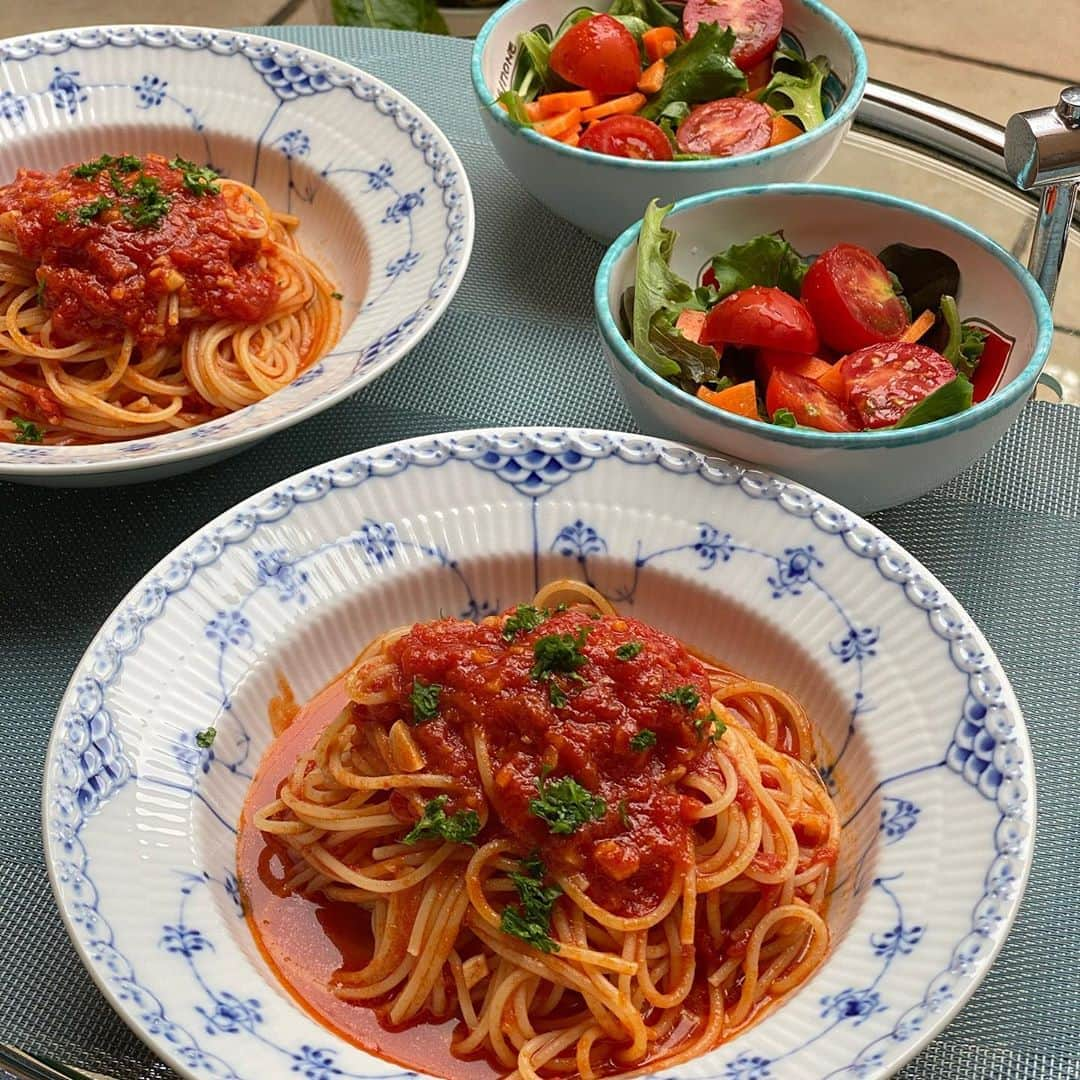 早見優さんのインスタグラム写真 - (早見優Instagram)「Tomato pasta for lunch💕 ランチにはシンプルなトマトパスタ  #pasta #tomatopasta #alfresco #lunch #パスタ #トマトパスタ」10月19日 11時29分 - yuyuhayami