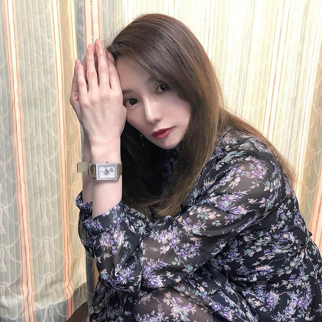 のインスタグラム：「憂鬱な月曜日にも変化を🌿 #NOMonday(@nomonday_jp ) の時計を着けてます♡  クーポンコード▶︎sayamfq で10%割引になります😌❤️  私のはOpen Heart Silver&GreyのMN (薄茶色の方) です。おそろいにしよよよ🐥🐥 #ノーマンデー #時計 #腕時計 #nomonday #腕時計コーデ #時計好き #ユニセックスデザイン #ユニセックスブランド  ワンピースは @valmuer_official 🐨💕  手の乾燥すごいのに今気づく😌」