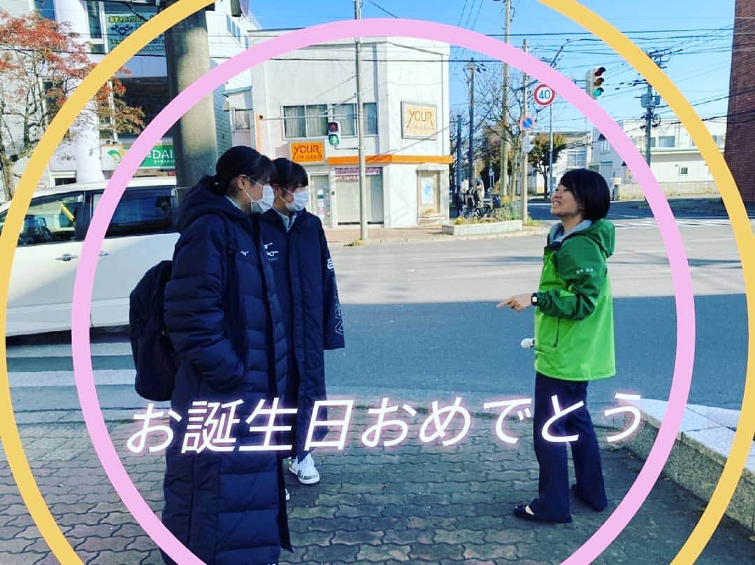 鈴木貴子さんのインスタグラム写真 - (鈴木貴子Instagram)「月曜日です！ 交差点の貴子の日です🎤(笑)  前にも登場した、わざわざバスを降りて激励してくれた 双子の女の子たちに、今朝も会えました！  「なんか声がするー」と。(笑)  しかも、今日が誕生日🎂 おめでとう👏 これからも、2人仲良く笑顔溢れる人生を！  昨日まで釧路市長選挙だったわけですが、 改めて選挙の奥深さを感じた結果となりました。  声を大にして言いたいのは、 選挙は争いではない！ということ。 選挙は“まちづくり”です。 様々な意見を出しあい、地域の今、未来を考える場です。 これからも、地域の事は自分の事。という意識で 意見交換やアクションを重ねていくことが、何よりも大切です。  今週も元気にいきましょーーーーー！！！！  #その声鈴木貴子が届けます #釧路市長選挙 #釧路 #鈴木貴子」10月19日 11時35分 - _takako.suzuki_