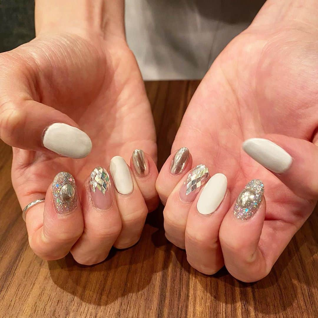 陽菜えみるさんのインスタグラム写真 - (陽菜えみるInstagram)「. . new nail🤍🤍🤍 . 冬だけどあえてのホワイト マットホワイトにしたから 冬感でた☃️❄️ 最近どんなアイテムも シルバーが気になるから たくさん入れ込んだら ちょいモードな感じに🤍 . . #秋冬ネイル #マットネイル #マットホワイト #ホワイトネイル #シルバーネイル #ホワイト #シルバー #ラメ #ラメネイル #ミラーネイル #ミラー #ネイルデザイン #秋冬ファッション #シルバーアイテム #シルバーアクセサリー #シルバーハマり中 #ファッション #ファッションコーデ #ファッション好きな人と繋がりたい」10月19日 11時36分 - emiru_haruna