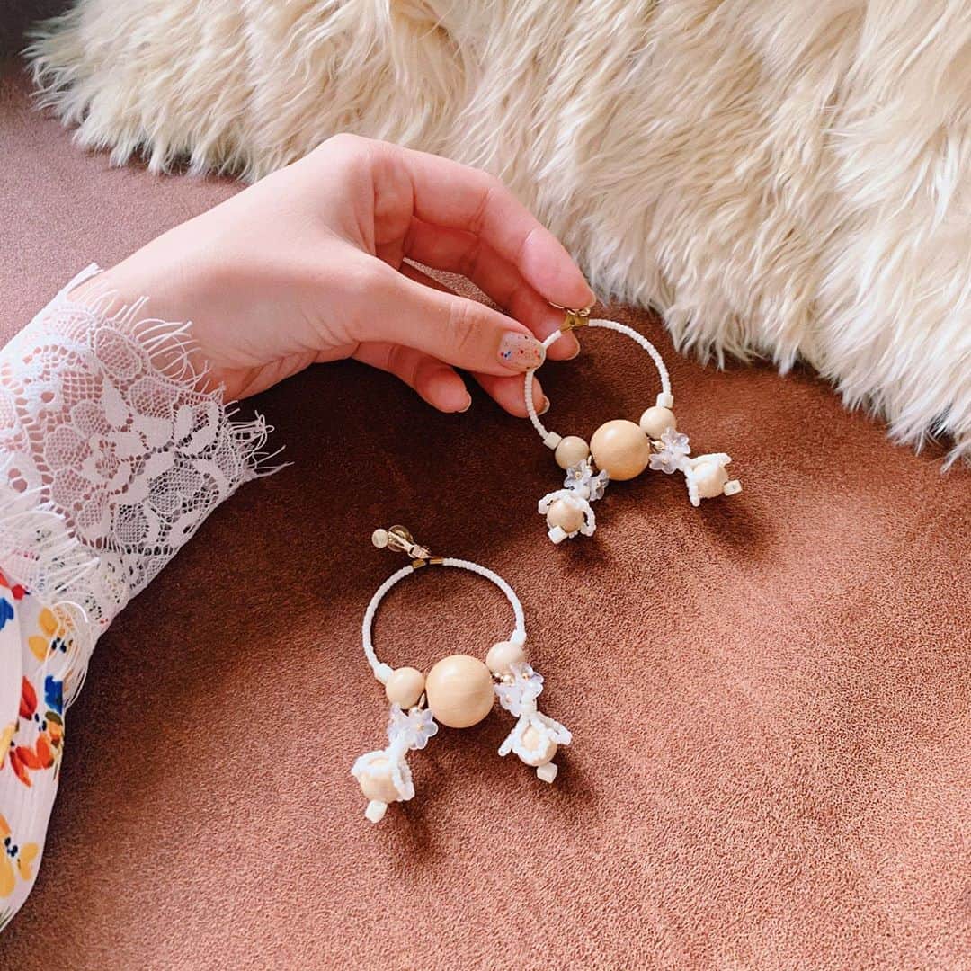 のインスタグラム：「今日のイヤリングは高知の古着屋さん @eski__clothing でセレクトされてて購入した @lilibyseri のもの。  高知という離れた土地で出会ったのに、まさかの @banchan_n の幼なじみがやってるブランドだったということを後から知って、運命を感じてる🥺💗  好きな感性の人たちを辿ると、大きな輪っかでぐるりと繋がってるものなんだなぁ…  私にとってこのイヤリングが、自分の好きなものを示してくれるコンパスみたいな、より大切な存在になりました🧭🌷」