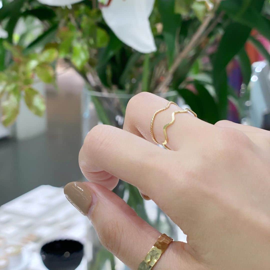 のインスタグラム：「リングを重ねて着けるのが今とても いい。 シルバーとブラスをリミックスしたり イヤーカフを沢山組み合わせたり てしごとから生まれた あたたかで自然な輝きを体中に 散りばめ自由に装って  今回のテーマは「暮らしの中にある美こそアート」です。 家で過ごす時間の多くなった生活、 改めて快適な住まいについて想いを馳せる時間も増えました。 くらしの主役であるひとの装いも、空間の中のもっとも重要な美の要素。  アクセサリーだけでなく暮らしを楽しくしてくれる 陶器やオブジェも会場を楽しく彩ります。 会場に訪れて良かった。 楽しかった。 おしゃれのときめきを思い出した。 そう言ってもらえる空間にしたいと思います。  くらしの装身具店 会期：2020年10月15日（木）～10月27日（火） 時間：10:00〜20:00 場所：ジェイアール京都伊勢丹 5F スタンダード&モダンSPOT  #tapiestyle﻿ #タピエスタイル　#タピエ﻿ #ハンドメイドアクセサリー　#アクセサリー﻿ ﻿#handmadeaccessory #accessories   #ジェイアール京都伊勢丹﻿ #kyotoisetan #京都伊勢丹﻿ #isetan #伊勢丹﻿ #fashion #ootd #styling #coordinate﻿ #dailylook #instagood #instafashion」