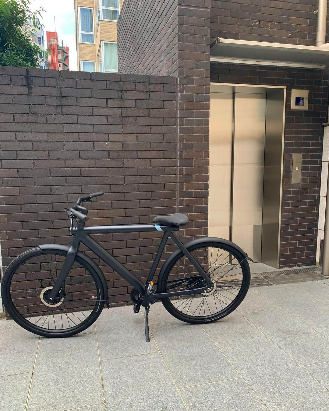 のインスタグラム：「【 エネルギーと時間とお金 】 "消費を未来あるものにシフトしていく"  緊急事態宣言が開けてから半年。 今まで通りではないけれど、少しずつ、 近郊での仕事や打ち合わせが増えてきました。  予定と予定の移動中に集中して、 仕事をなるべく終わらせて、 夜から朝までの睡眠時間を確保するように、 東京都内での移動はタクシー🚕移動でしたが、 この度、約5年ぶりに自転車を購入し、 移動のメインが自転車になりました。  知人のインスタで購入したと投稿があり あまりに魅力的すぎて、すぐにフォローしていた ハイテク電動自転車の @vanmoof 🚲  -----------------------  人生の方向性を含め、 交通手段を大幅に見直す計画の中、 自分の適切なタイミングがあり、 購入しようとストアーに出向き試乗すると、 ただただ感動…😳✨  自転車ほど体力を消耗することなく、 バイクのように免許やガソリンも要らない。 その一漕ぎのスムーズさにストレスどころか、 逆に気分が晴れるような心地よさ！  そして一番は、何が素晴らしいかというと、 盗難防止対策が、徹底されていること。  バッテリーも内蔵されていてスタイリッシュ ですが、 パスコード入力、端末アプリ連動などで、 電子的に解錠するので、誰かが故意に動かそうと すると、ドクロ💀マークと共に警報音が鳴ります。⚡️  また、万が一盗まれた場合でも、 追跡サービスがついており本体を追ってくれる。  私は5年前に、お気に入りの自転車を購入し 1週間で盗まれた苦い経験とトラウマがあり、 そこから気に入った自転車がなかったことと、 体力・時間・お金の消費を助けてくれるツールは これまでになかった為、とにかく出会えて 最高に嬉しかったのです！！！  すぐに乗って帰るつもり満々でいたのに、 3ヶ月待ちという長い長い月日を超えて、 ようやく手元に迎えることができました。  お値段は、決して安くはありませんが、 私は最高の買い物をしたと思っています。  ------------------------  これを機に、 防災時に役立つエネルギーの貯蓄に関しても 考えて動き出しています。 今度はソーラー発電で蓄電を試してみようと 思ったりしています。  このように、100%ではありませんが、 限られた資源・時間・体力・お金の中で、 どのように、どこに、投資としての消費をしていくかを 毎日、真剣に考えています。  私は、アーユルヴェーダの知恵を実践する度に 見ている視点が、広域的になり、 落ち着いて物事を判断し、的確に消費が 未来あるものに注げていることを実感します。  まずは、仕入れる情報を的確に選択し、 識別の目を養うことで、消費について、 改めて目を向けることが重要だと思います。  徹底的に、お金・時間・エネルギーを注ぐこと、 徹底的に、それを注がないこと、 永続的な豊かさのためには、これらを 選択できるチカラが肝となります。  いつも "今" 選択できる ありったけの最高の選択肢だけを 選択し続けていられるように。  --------------------------  電子機器に身を晒すことに対して、 少し億劫になっていたこともありましたが、 私が、今、現代を最大限に生きる中で これからも今、自分に適切な方法を、 その時その時で選択していきたいと思います。  全てを網羅して完璧な方法は何一つないので、 正解はないですから、本人が思うより良い選択を、 自らの意思で選択することが重要ですよ！  それでは今日も、vanmoof 🚲で都内を 駆けまわりたいと思います👋👋👋  (このデザインは168cmの私で足、ギリギリです)  #vanmoof  #bike #電動自転車 #省エネ #資源 #有限 #生き抜く知恵 #アーユルヴェーダ」