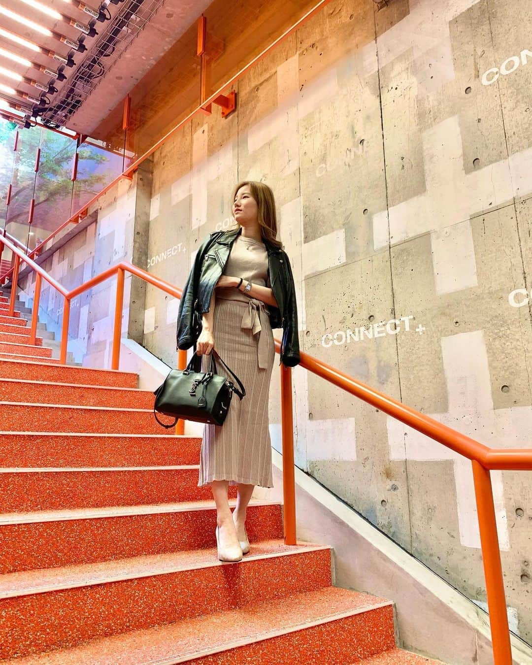 のインスタグラム：「最近はベージュにハマってます🥺✨ . . . . . . . . . . #ootd #ファッション　#服装　#cordinate #오오티디　#데일리룩　#今日のコーデ #寒い　#秋服　#ライダース　#イブサンローラン　#saintlaurent #yvessaintlaurent #cartier #ヒール　#パンプス　#プチプラ　#ファストファッション #ブランド　#デート服　#date #表参道　#表参道デート　#渋谷　#原宿」