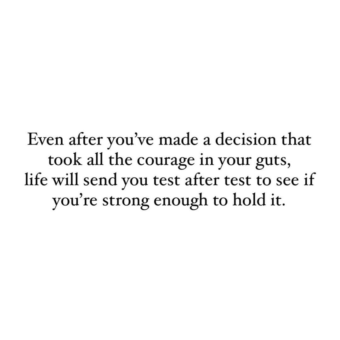 のインスタグラム：「Sometimes it feels like the decision is the hard part—that things should be smooth sailing after we’ve finally come to a conclusion about something (or someone) that we’ve been ruminating on for months.  But we often find that the work really begins when the initial “high” of making that decision wears off.  The work is when loneliness creeps in, trying to drag your self-worth down, and with it, your standards. It’s when you’re so tired that old coping patterns seem as if they would feel like a hug from an old friend. It’s when your mind spits out every excuse for why you can’t, how you’re not good enough, or that you’ll never find someone “like them” or “as good as them.” The work is when perfectionism and imposter syndrome swirl around in your head. It’s when no one in your network understands or supports your decision. It’s the process of getting to a place where you’re working with instead of against yourself.  Even when I know a decision is aligned with my higher good, purpose, and self, I still struggle sometimes.  We all do. We’re all human. We’ve all fallen for the wolf in sheep’s clothing, or occasionally reverted to thinking or habits that we know don’t serve the reality and life experience we’re trying to create.  There will be times where we’ll make choices that are more congruent with our past selves than with the new and more aligned values that we’re on the path to embody.  These instances provide an opportunity for us to reconnect with why we made the decision in the first place.  They require us to set boundaries and do the work of communicating them.  And in order to grow from in these instances, they demand that we become more aware, patient, forgiving, and accepting of ourselves in the process.  🌱🌸🌚🌊」
