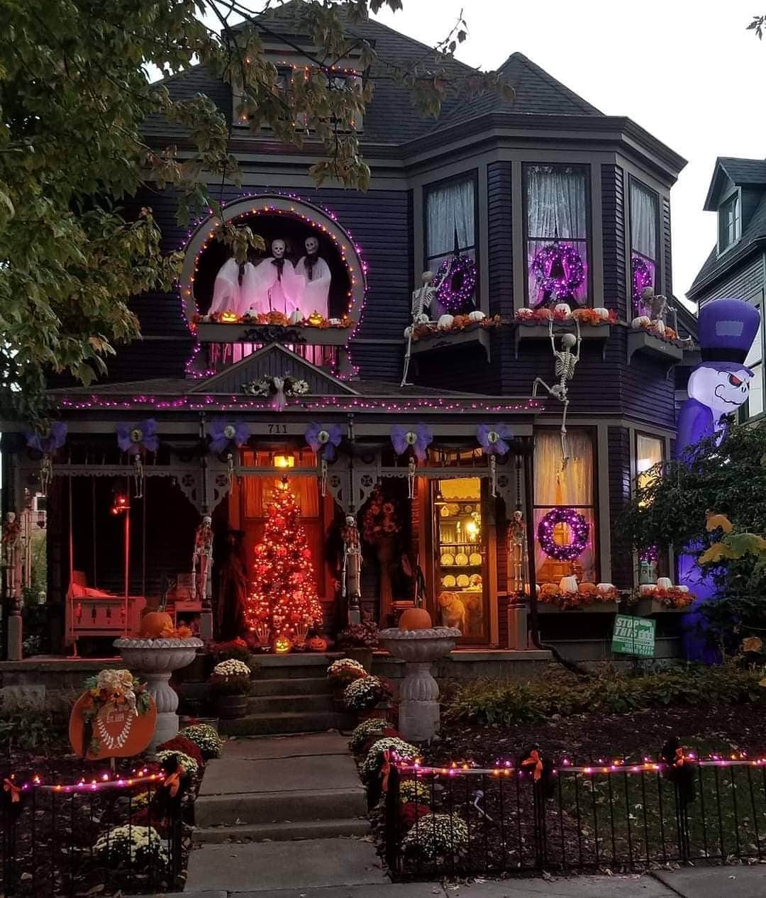 Crazy Roomsさんのインスタグラム写真 - (Crazy RoomsInstagram)「Tag someone who loves a good spoopy house 😍 😍 via @spookyhoagie • This photo belongs to Dewayne Estes on Facebook and is located in Muncie, Indiana」10月19日 11時50分 - crazyroomss