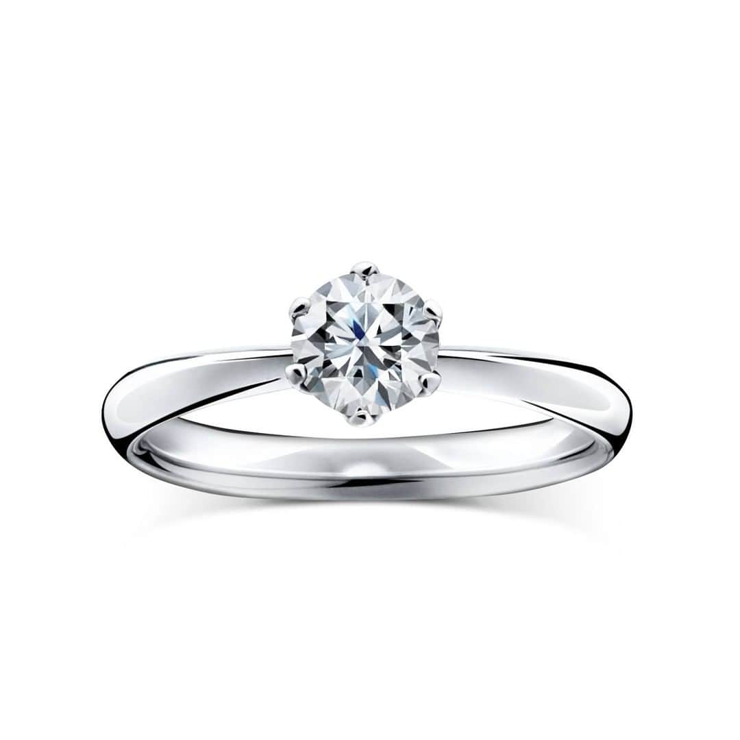 ラザール ダイヤモンド ブティック公式 | 婚約・結婚指輪さんのインスタグラム写真 - (ラザール ダイヤモンド ブティック公式 | 婚約・結婚指輪Instagram)「ジュエリーは、オケージョンのためでもなく、ドレスアップしたときに身につけるものでもない。時間も場所も気にせず、思うままに味わうのが、今の時代を生きる私たちの“ニューノーマルジュエリー”のあり方だ。  手元で燦然と輝くのは、クラシカルなデザインのエンゲージリング「カリヨン」。中央にキュッとシェイプされたアームは、センターダイヤモンドのボリューム感を引き立たせ、さらに側面に開けた穴により、一段と輝きを増す。細身のアームに5石のメレダイヤを配置した優美なマリッジリング、「キャナル22PR5」と絶妙に溶け合う。  カフェでお茶を飲む。手元を眺めれば、きらめくジュエリー。何でもないこの時間が、この上なく幸せ。  プロフィールのリンクからHPをご覧いただけます。﻿ → @lazarediamond_boutique  #結婚指輪 #婚約指輪 #マリッジリング #ブライダルジュエリー #エタニティリング #エンゲージリング #marriagering #bridaljewelry #engagementring #結婚指輪選び #婚約指輪選び #結婚指輪探し #婚約指輪探し #lazarediamond #ラザールダイヤモンド #carillon #カリヨン #canal #キャナル」10月19日 12時00分 - lazarediamond_boutique