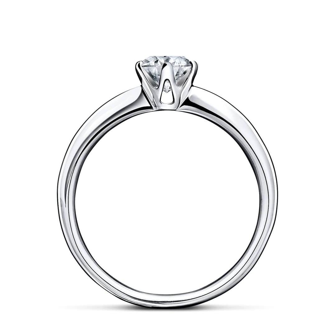 ラザール ダイヤモンド ブティック公式 | 婚約・結婚指輪さんのインスタグラム写真 - (ラザール ダイヤモンド ブティック公式 | 婚約・結婚指輪Instagram)「ジュエリーは、オケージョンのためでもなく、ドレスアップしたときに身につけるものでもない。時間も場所も気にせず、思うままに味わうのが、今の時代を生きる私たちの“ニューノーマルジュエリー”のあり方だ。  手元で燦然と輝くのは、クラシカルなデザインのエンゲージリング「カリヨン」。中央にキュッとシェイプされたアームは、センターダイヤモンドのボリューム感を引き立たせ、さらに側面に開けた穴により、一段と輝きを増す。細身のアームに5石のメレダイヤを配置した優美なマリッジリング、「キャナル22PR5」と絶妙に溶け合う。  カフェでお茶を飲む。手元を眺めれば、きらめくジュエリー。何でもないこの時間が、この上なく幸せ。  プロフィールのリンクからHPをご覧いただけます。﻿ → @lazarediamond_boutique  #結婚指輪 #婚約指輪 #マリッジリング #ブライダルジュエリー #エタニティリング #エンゲージリング #marriagering #bridaljewelry #engagementring #結婚指輪選び #婚約指輪選び #結婚指輪探し #婚約指輪探し #lazarediamond #ラザールダイヤモンド #carillon #カリヨン #canal #キャナル」10月19日 12時00分 - lazarediamond_boutique