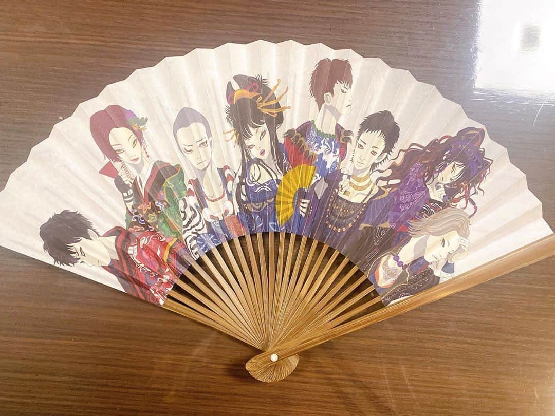 鈴華ゆう子のインスタグラム：「#TOKYO_SINGING のジャケットと同デザインの仰ぎ扇子は本数限定でグッズ販売。無くなり次第終わりです。 白竹堂の職人さんが1本1本手作りで作っています。私がステージ上で使う舞扇子のデザインが裏側に入ってます。 #白竹堂 #和楽器バンド #Japanesefan #sensu #Wagakkibnd」