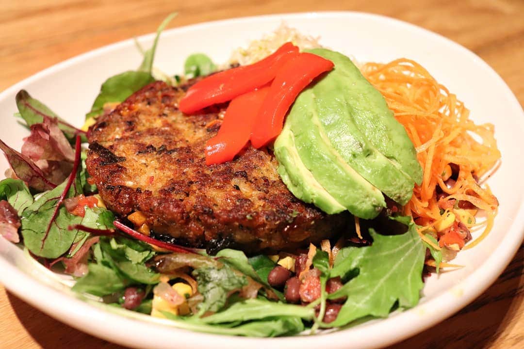 THE COUNTER JAPAN公式のインスタグラム：「ついつい食べ過ぎてしまう食欲の秋🍁﻿ ﻿ そんな時は、サラダスタイルで少しだけリセット😋🥗﻿ ﻿﻿ 罪悪感なく、お腹いっぱいヘルシーに満足感を得られるからオススメ🙆✨﻿ ﻿ ******************﻿﻿ ◾プロフィールのURLより、HPにてWEB予約を承っております﻿ ◾テイクアウトアプリ「menu」にてオーダー可能です﻿ ﻿﻿ #thecounterjpn#hamburger#togo#🍔#foodgasm#burger🍔#burgermania#eeeeeats#foodpornshare#eatfamous#burgerorder#バーガー#takeout#六本木ハンバーガー#ハンバーガー巡り#ザカウンター#テイクアウトグルメ#ハンバーガー好き#グルメ好きな人と繋がりたい#ハンバーガー🍔#飯テロ#食べログ高評価#六本木ランチ#東京レストラン#野菜好き#バーガー#テイクアウトランチ#六本木グルメ#ハンバーガー大好き」