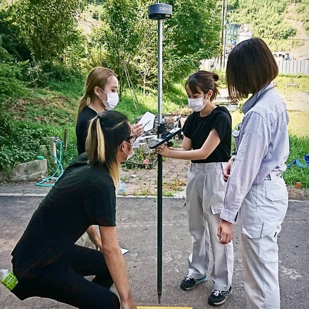 日本工学院さんのインスタグラム写真 - (日本工学院Instagram)「土木・造園科で、人工衛星をつかった測量実習を行ってるときの一コマです❗ . 約２０，０００キロ離れた人工衛星の電波を受信するためのアンテナ機器を設置しています🚀💫 . . 「#日本工学院」をチェック！！ 学生が投稿したリアルな日常風景を見ることができますよ！ . . #nihonkogakuin #専門学校 #日本工学院八王子専門学校 #日本工学院専門学校 #教職員投稿写真 #土木造園科 #若きつくりびと #土木スタグラム #土木 #土木業 #造園 #造園業  #ドボ女 #ドボジョ  #現場男子 #現場女子 #ワークマン女子  #土木女子 #けんせつ小町」10月19日 12時09分 - nihonkogakuin