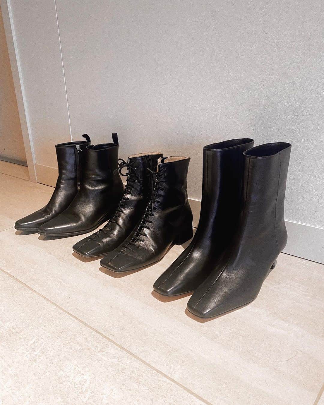 宮本沙恵のインスタグラム：「ブラック🖤👢 . CHEMBURのブーツ、絶妙丈で大人っぽい！ ニットワンピースとも相性◎ . #code#秋冬コーデ#ショートブーツ」