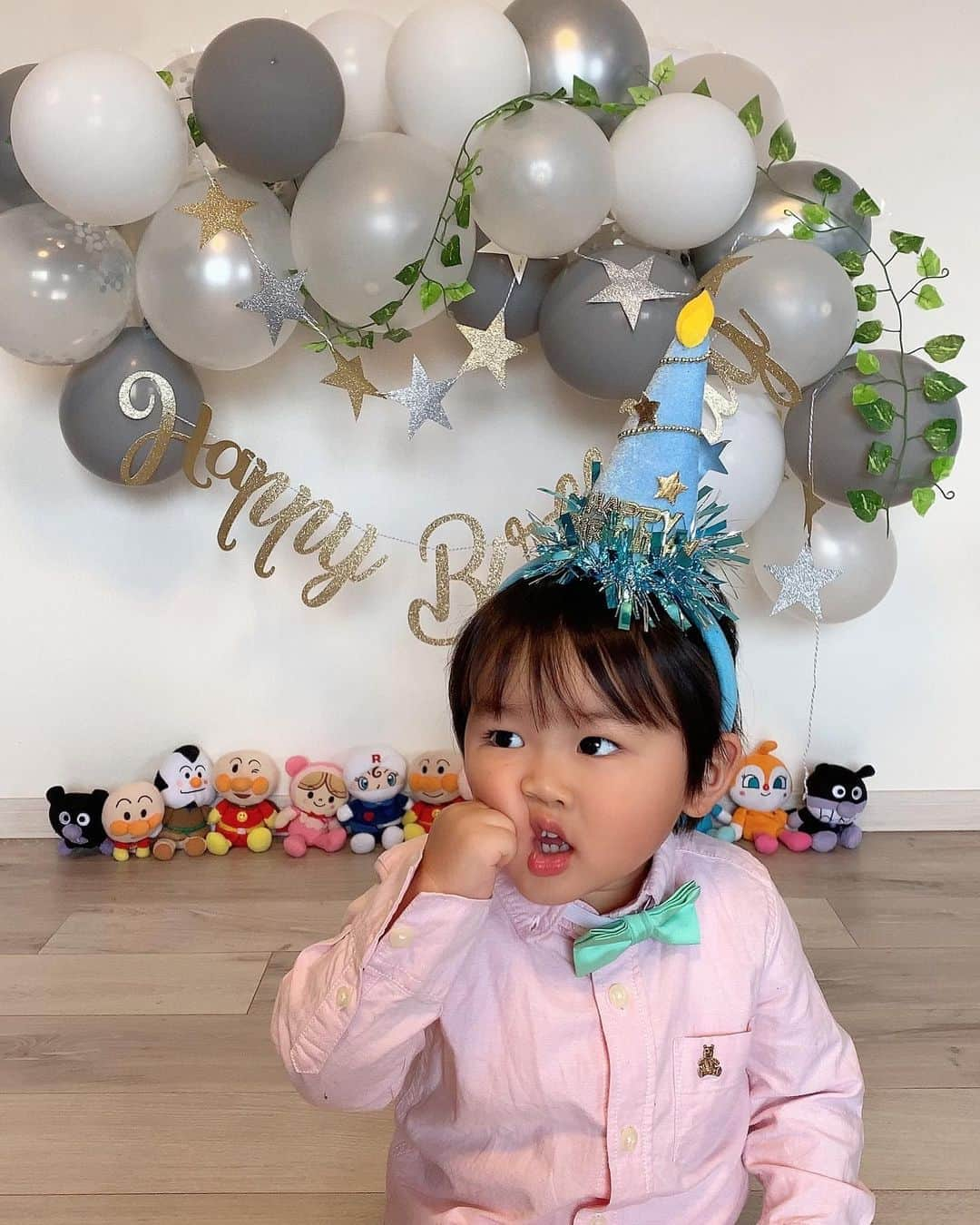 河内麻沙美さんのインスタグラム写真 - (河内麻沙美Instagram)「#birthday 2️⃣🎂 ． ． RIKU2歳の誕生日を迎えました👏🏻 我が家のお笑い担当😂🙌 おふざけちゃんで、何しても憎めない子❤️ ． もう2歳なんて、ママ寂しい😭💕 いや、嬉しい…だね😂❤️ ． よく食べ、よく寝て、よく笑う❣️ 将来どんな子になるのか楽しみだなぁ✨ 今日は好きなものを好きなだけお食べ🤤👍笑 ． 誕生日投稿続くけど、お付き合い下さい😝🙏 ． #誕生日#2歳#誕生日飾り付け#飾り付け#おうちスタジオ#おめでとう#大好き#2月生まれ#成長記録#RIKU#男の子#親バカ部#ママリ#コドモノ#ベビフル#ベビリトル#コドモダカラ#コノビー#イットママ#子供のいる暮らし#mamagirl#ハピベビ#手作り#キッズコーデ#キッズファッション#アンパンマン#バルーン#2years#2yearsago」10月19日 12時07分 - masamikouchi