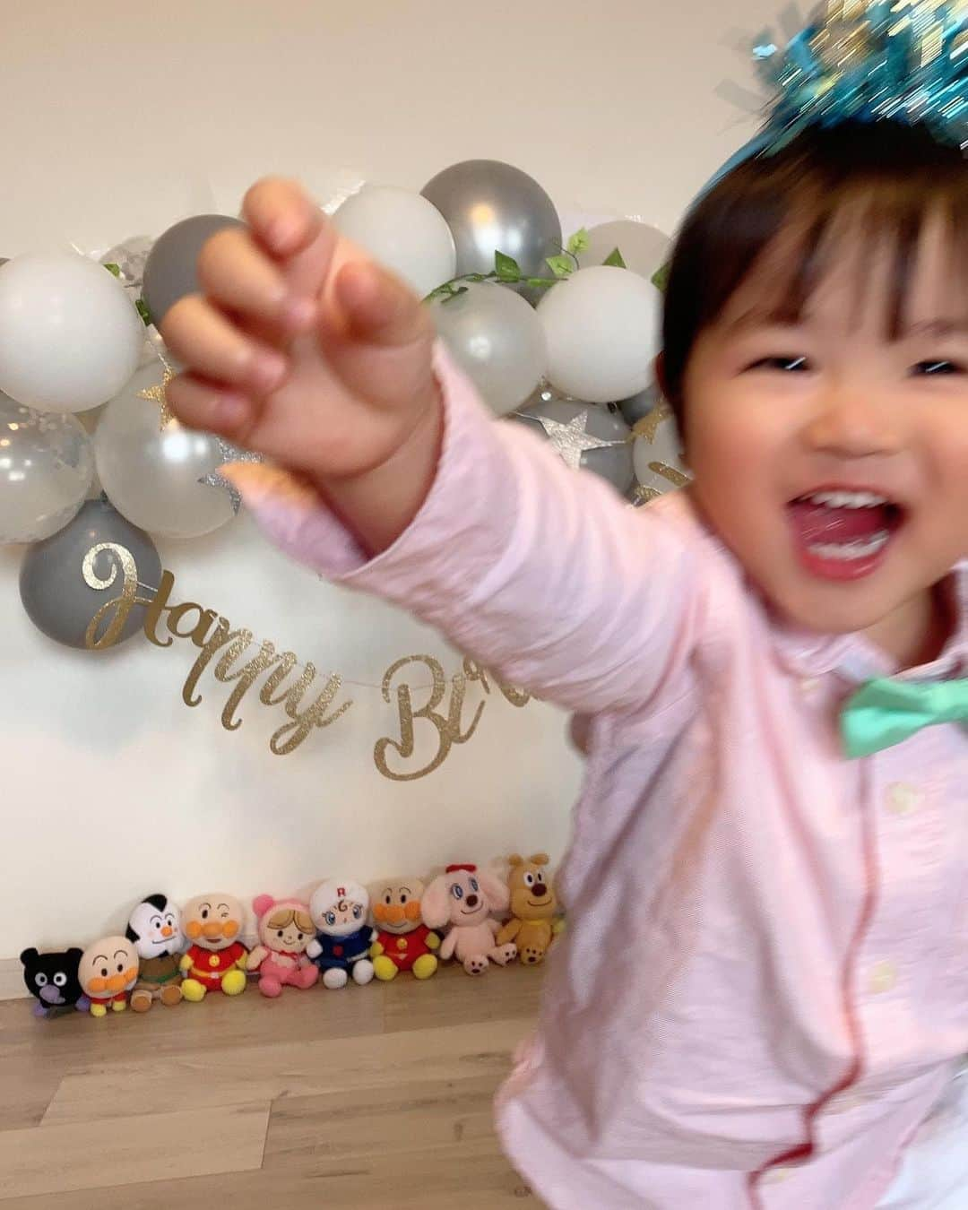 河内麻沙美さんのインスタグラム写真 - (河内麻沙美Instagram)「#birthday 2️⃣🎂 ． ． RIKU2歳の誕生日を迎えました👏🏻 我が家のお笑い担当😂🙌 おふざけちゃんで、何しても憎めない子❤️ ． もう2歳なんて、ママ寂しい😭💕 いや、嬉しい…だね😂❤️ ． よく食べ、よく寝て、よく笑う❣️ 将来どんな子になるのか楽しみだなぁ✨ 今日は好きなものを好きなだけお食べ🤤👍笑 ． 誕生日投稿続くけど、お付き合い下さい😝🙏 ． #誕生日#2歳#誕生日飾り付け#飾り付け#おうちスタジオ#おめでとう#大好き#2月生まれ#成長記録#RIKU#男の子#親バカ部#ママリ#コドモノ#ベビフル#ベビリトル#コドモダカラ#コノビー#イットママ#子供のいる暮らし#mamagirl#ハピベビ#手作り#キッズコーデ#キッズファッション#アンパンマン#バルーン#2years#2yearsago」10月19日 12時07分 - masamikouchi