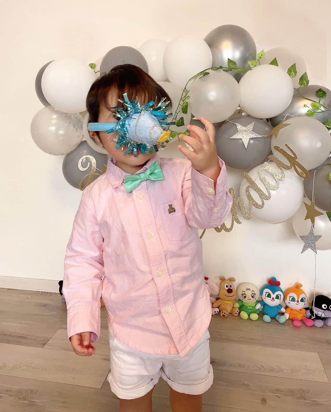 河内麻沙美さんのインスタグラム写真 - (河内麻沙美Instagram)「#birthday 2️⃣🎂 ． ． RIKU2歳の誕生日を迎えました👏🏻 我が家のお笑い担当😂🙌 おふざけちゃんで、何しても憎めない子❤️ ． もう2歳なんて、ママ寂しい😭💕 いや、嬉しい…だね😂❤️ ． よく食べ、よく寝て、よく笑う❣️ 将来どんな子になるのか楽しみだなぁ✨ 今日は好きなものを好きなだけお食べ🤤👍笑 ． 誕生日投稿続くけど、お付き合い下さい😝🙏 ． #誕生日#2歳#誕生日飾り付け#飾り付け#おうちスタジオ#おめでとう#大好き#2月生まれ#成長記録#RIKU#男の子#親バカ部#ママリ#コドモノ#ベビフル#ベビリトル#コドモダカラ#コノビー#イットママ#子供のいる暮らし#mamagirl#ハピベビ#手作り#キッズコーデ#キッズファッション#アンパンマン#バルーン#2years#2yearsago」10月19日 12時07分 - masamikouchi