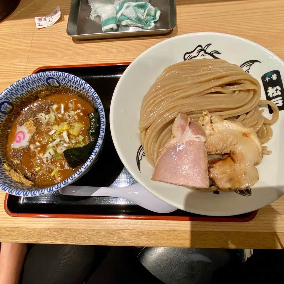 KYAM(きゃむ)さんのインスタグラム写真 - (KYAM(きゃむ)Instagram)「【グルメ紹介in千葉】 . とみ田のつけ麺❣️ . 本店は千葉の松戸にあるそうなのですが、千葉駅に店舗が入っていたので、 . 電車乗る用事もないのに、 改札口の中にあった為、 初めて、入場券を買って 入場しました🤣 . 1度、イチナナで ラーメンWalkerに載れるという プライズをもらったことがあって、 その時に、とみ田だったから 懐かしいなーと思いながら 食べましたが、やっぱり つけ麺の中でナンバーワン🥺 . いつか本店に行きたいと 思うほどです🥺 . 色んなところに店舗があるみたいなので、魚介系のつけ麺好きは食べてみてね〜！ . ラーメンもあっさりしてて 美味しかった😋❤ . . . . . . #きゃむっと旅 #新潟なう #新潟で応援協力してくれる方DM下さい❤ #100万人チャンネル登録行くまで家に帰れません #とみ田 #つけ麺 #ラーメン #ラーメン好きな人と繋がりたい  #つけ麺好きな人と繋がりたい  #千葉グルメ #kyam #djkyam #きゃむはめ波 #youtuber  #youtubeやってますプロフィールにurlあります  #lol #likeplease  #likeforfollow  #ふぁいんだー越しの私の世界  #instagood  #instalike #japanesegirl  #japan  #model #love #つながりたい人とつながりたい  #推してください💖  #みんなの力できゃむを有名にして下さい #有名になりたい  #歩く栄養ドリンク目指してます」10月19日 12時08分 - kyamhameha