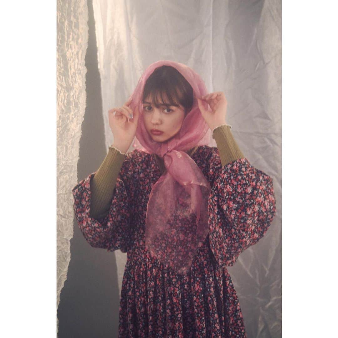merry jennyさんのインスタグラム写真 - (merry jennyInstagram)「【 merry jenny feat.erica vol.4 】 ㅤㅤㅤㅤㅤㅤㅤㅤㅤㅤㅤㅤㅤ 本日 10/19 (mon)  official web store RUNWAY channel にて merry jenny feat.erica vol.4 が公開されました！ ㅤㅤㅤㅤㅤㅤㅤㅤㅤㅤㅤㅤㅤ topのURLから⇨  @merryjenny_instagram  ぜひcheckしてくださいね♡ ㅤㅤㅤㅤㅤㅤㅤㅤㅤㅤㅤㅤㅤ model : @hi_erica_ photographer : @rikki_sanju  hair&make : @missunnn  styling&direction : @yui_yoshikawa  ㅤㅤㅤㅤㅤㅤㅤㅤㅤㅤㅤㅤㅤ ㅤㅤㅤㅤㅤㅤㅤㅤㅤㅤㅤㅤㅤ #merryjenny #メリージェニー  #2020aw #autumn #surrealism」10月19日 12時08分 - merryjenny_instagram