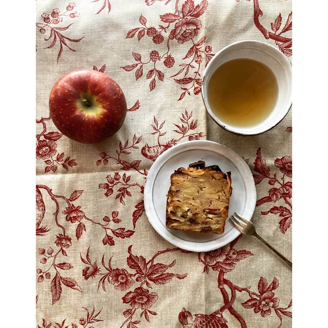 journaleatripのインスタグラム：「Apple  目をつぶってでも作れる "林檎だらけのケーキ" として幾度となく方々で ご紹介している林檎ケーキ  目をつぶってしまったら包丁使うので実際は危ない訳ですが... 映画観ながら林檎切って おおざっぱに混ぜて シナモンの香りと 甘い香りが漂う 焼き時間もあわせて また苦なく作ろうと思える 林檎を尊重したケーキは やはり　よい！　 のではないかと思うのです。  #酸味と甘味が抜群#林檎の赤黒さと緑の皮の色も魅力#秋映りんご　#粉はギリギリの量ですが #増やせばその分しっかりとした生地になります #消えないレセピ」