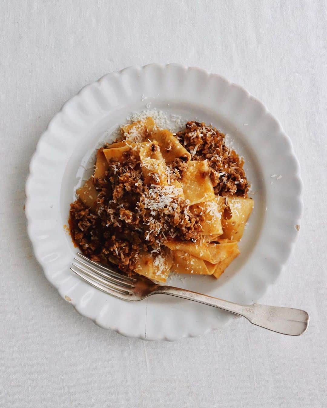 のインスタグラム：「Pappardelle . 今日のお昼はおうちで ミートソースのパスタ。 . 昨晩は西小山駅近くの 手打ちのパスタ屋さん "Pastificio Sugino"で おいしいパスタ５種を いただいたきましたが 今日のお昼も引き続き、 いただいた生パスタの 極平太ロングパスタの パッパルデッレを使い 牛肉とキノコで作った ミートソースと合わせ チーズたっぷりかけて。 . ちなみに、 "Pastificio Sugino"は 美食の町ボローニャで 様々な手打ちパスタを 習得された杉野さんが 本場の味を提供してる おいしいパスタ屋さん。 👉@pastificiosugino . 動画は昨晩のお店での ワークショップの様子。 集まったパスタ好きの 健斗さんと西野さんが ちねってるトロフィエ。 . . . #パッパルデッレ #ラグー #ミートソース #手打ちパスタ #パスタ会 #パスタ部 #美味しいパスタ #西小山グルメ #Pappardelle #pastificiosugino #bolognese #raguallabolognese」