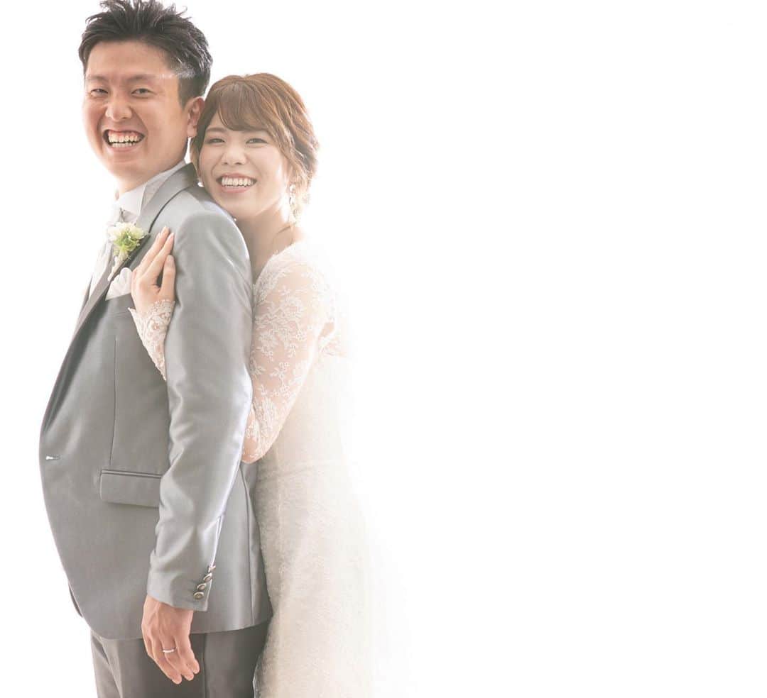 富山結婚式 ヴィラグランディス富山のインスタグラム：「, , , hug🤍 仲良しな笑顔がたまらなく良い💐 , , , , , , , #ヴィラグランディス富山 #ウェディングドレス  他の写真も気になる方はプロフィールから 公式HPをご覧下さい▶︎▶︎▶︎」