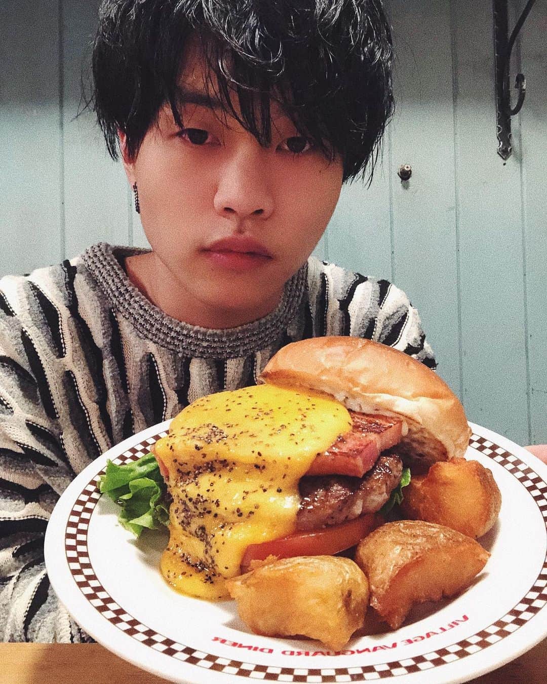 柳田周作さんのインスタグラム写真 - (柳田周作Instagram)「そんな顔でハンバーガーを食うな  ✂︎ @kazufly」10月19日 12時12分 - uentudaikon