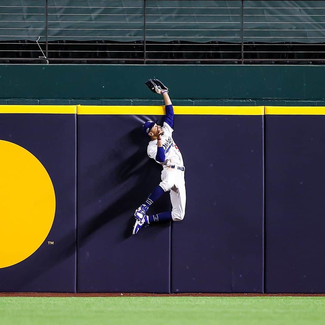 MLBさんのインスタグラム写真 - (MLBInstagram)「This game 🔥.」10月19日 12時14分 - mlb