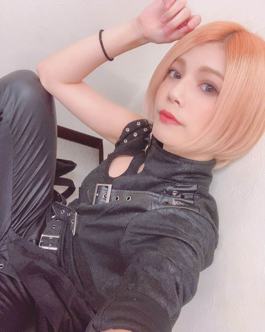 菜月アイルさんのインスタグラム写真 - (菜月アイルInstagram)「貴重なオレンジヘアー🍊 化粧濃いめ💄✨ ・ ・ #ブリーチカラー #オレンジカラー  #ハイトーンカラー #ハイトーンショート #ショートヘア #🍊#💄 #コスプレイヤー #感 #ボーイッシュ」10月19日 12時15分 - nazuki_airu