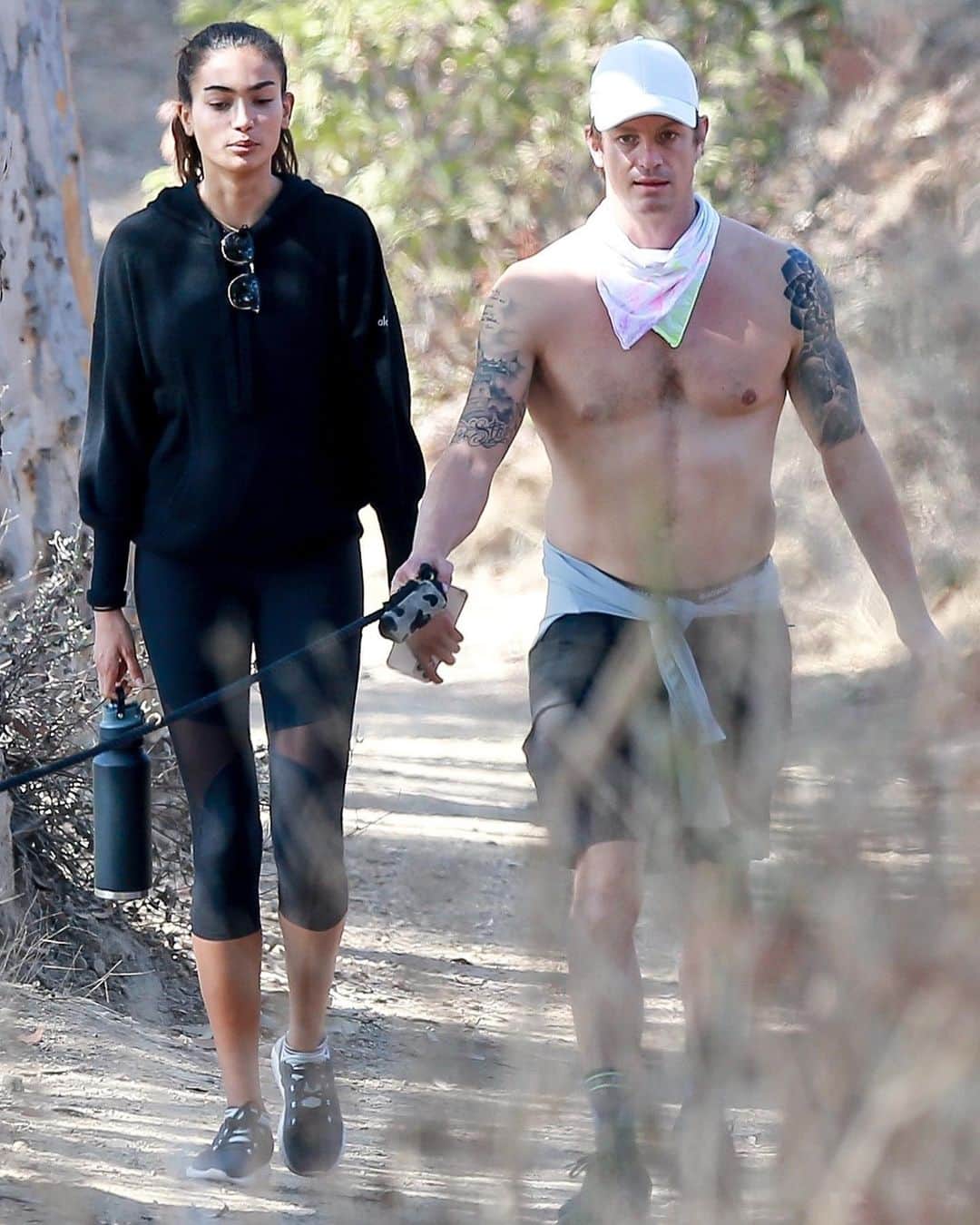 Just Jaredさんのインスタグラム写真 - (Just JaredInstagram)「“Suicide Squad” actor @joelkinnaman looks fit going shirtless for a hike with girlfriend @kellybellyboom & their dogs! #JoelKinnaman #KellyGale Photos: Backgrid」10月19日 12時27分 - justjared