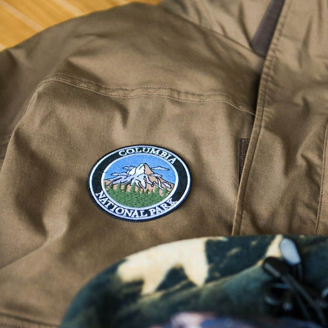 BEAMS MENさんのインスタグラム写真 - (BEAMS MENInstagram)「… Columbia “Columbia National Park” 10.24(Sat）Release . 『Columbia National Park』と題した、アウトドアブランド＜コロンビア＞とのコラボレーションアイテムが登場！コロンビアが本社を構えるアメリカ合衆国オレゴン州ポートランドにあるマウントフッド国有林のレンジャーユニホームを表現した当コレクションでは、3WAYで着られる『バガブーインターチェンジジャケット』をはじめとし、ショルダーバッグ、バケットハット、フリースマフラー、フリースソックスの5型をリリース。コロンビアオリジナルのリアルツリーカモ柄を各アイテムに採用しています。また、ジャケットには今回のコレクション用に特別にデザインしたワッペンも付属し、お好みの位置に付けることでアウトドア気分をさらに盛り上げてくれます！ . @beams_official @columbia_jp #beams #columbia #columbianationalpark #ビームス #コロンビア」10月19日 12時23分 - beams_mens_casual