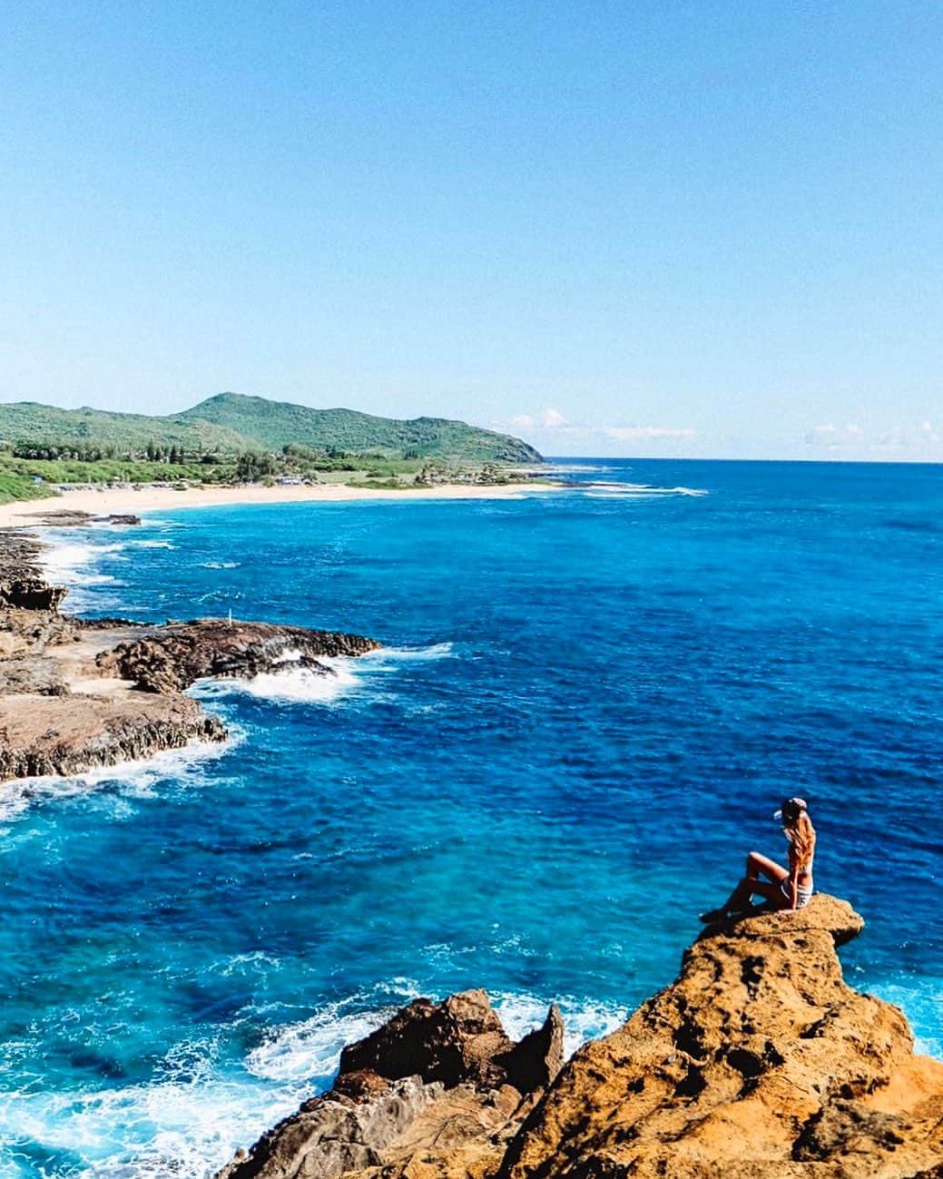 のインスタグラム：「💙🌊💙🌊💙 ・ 壮大な景色の中に身を置くと 感動はもちろん、 考え事や悩み事すべてが吹っ飛んで 心も身体もリフレーーッシュ出来ちゃう🤩 ・ そんな壮大な景色がたくさんあるHawaii。 ここもお気に入りすぽっとの1つ。 奥の奥まで青い海が広がり Hawaiiの地形を連想させる景色♡ さいこーーう😎🤟🏾 ・ #hawaii#islandofoahu#oahu#ハワイ#trip #オアフ島#travel#loco_hawaii#travel_jp #funtorip#タビジョ#旅MUSE#genic_travel #genic_mag#たびねす#旅行#genic_hawaii #tabijyomap_hawaii#lealeahawaii#oahuhawaii #2020」