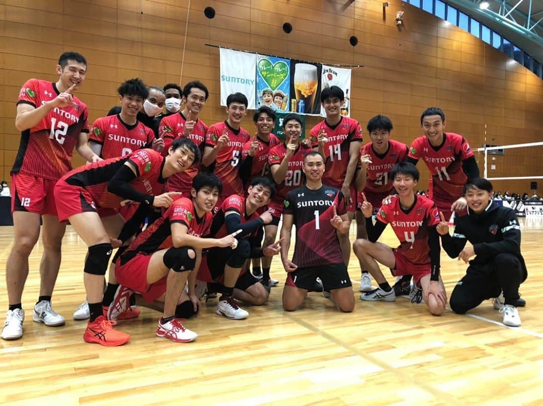 酒井大祐のインスタグラム：「#サントリーサンバーズ #suntorysunbirds  #バレーボール #volleyball  #箕面スカイアリーナ #homegame  #1勝目 #2勝目 #230試合出場 #おめでとう🎉  #vりーぐ  #始まったばかり  #反省から課題を抽出 #対策を付け加えて #1週ずつ #強くなろう #自分達から #行動言動 #役割と責任 #シンプルに  コロナの中、応援に来てくださいました皆さん、ありがとうございました。そして全国のファンの皆さん、これからも応援よろしくお願いします！！  バレーが出来る事、観てもらえる事に幸せと感謝の気持ちを忘れずに、そして自分の信じる道を進んでいきたいと思います。  #酒井大祐  #daisukesakai  #sakaidagram」