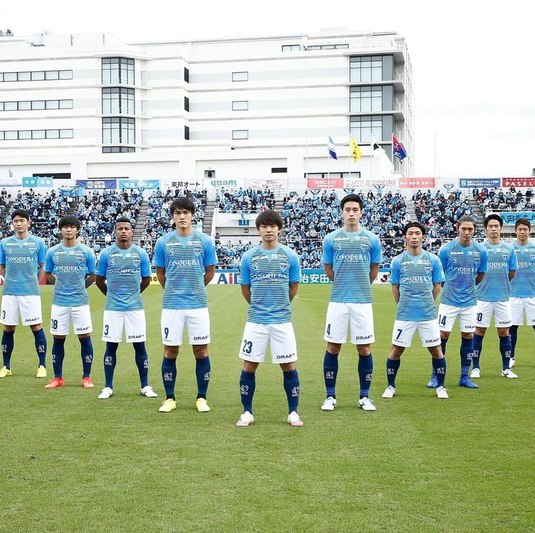 のインスタグラム：「勝利✌🏻 久しぶりにアウェイチームのサポーターが入ったスタジアムでの試合！最高の雰囲気！最高の応援！ ありがとうございました😁  靴紐は最近ミズノさんから発売されたゼログライドシューレース！ 靴紐が解けにくくて、最高です！ 横浜FCカラーを使っています！ 皆さんもぜひ試してみて下さい👍🏻 #横浜FC #勝ち点3 #ミズノ #ゼログライドシューレース」