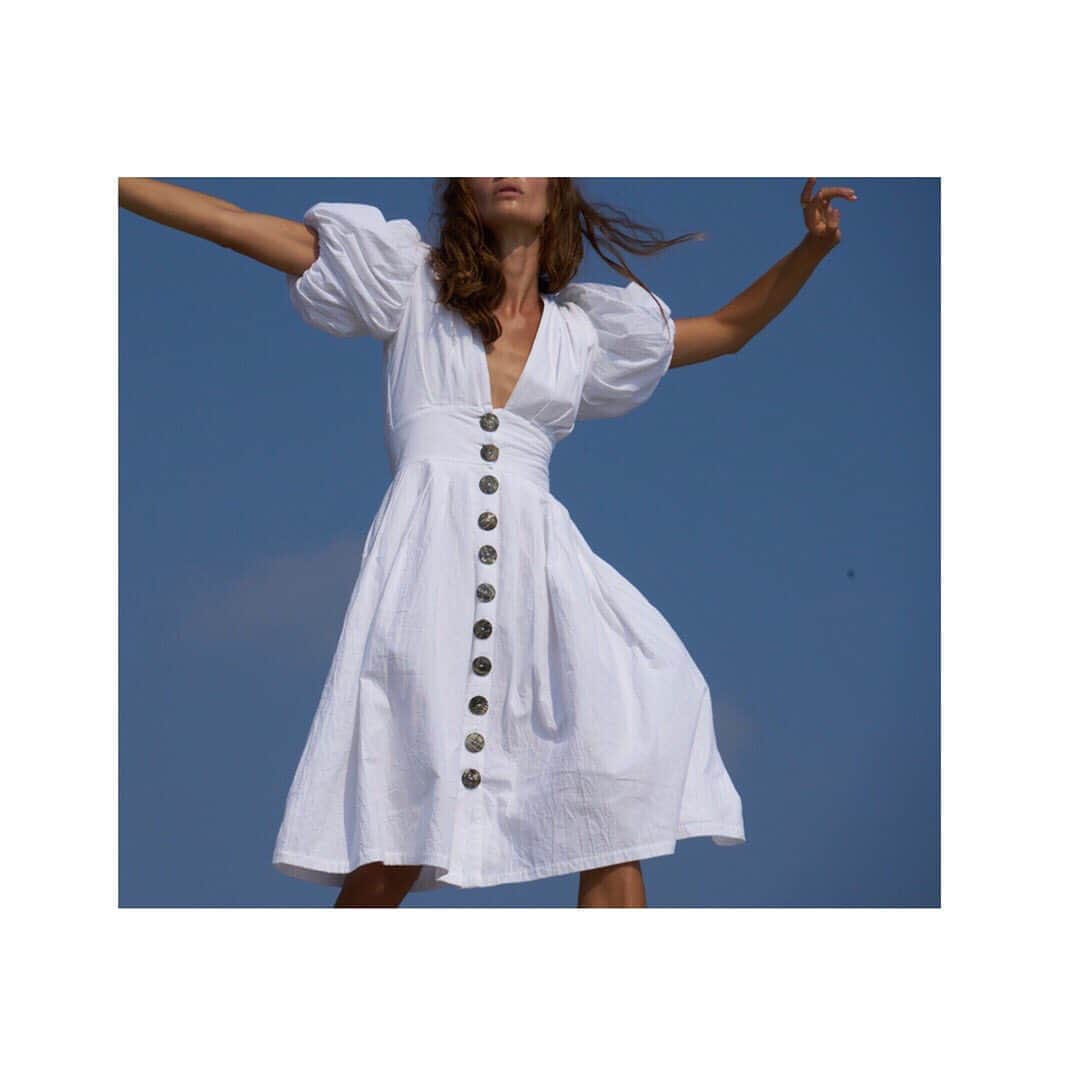 のインスタグラム：「Jaime in the Sky of Diamonds 💎 The essential Jamie Dress Mid Length in Ghost White - final stock reduced. Get yours today www.stateofgeorgia.com.au #getintoastateofgeorgia」